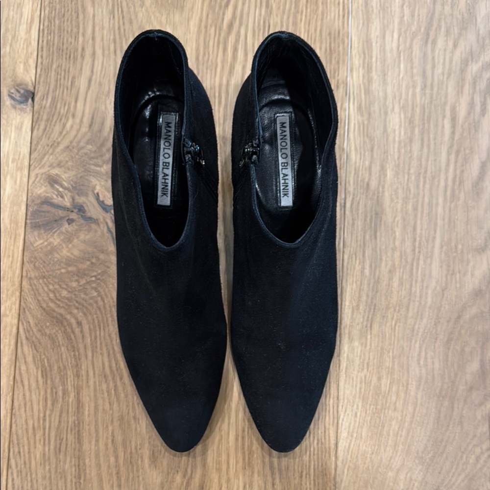 Manolo Blahnik Black Suede Kitten Heel Bootie sz 38 1/2